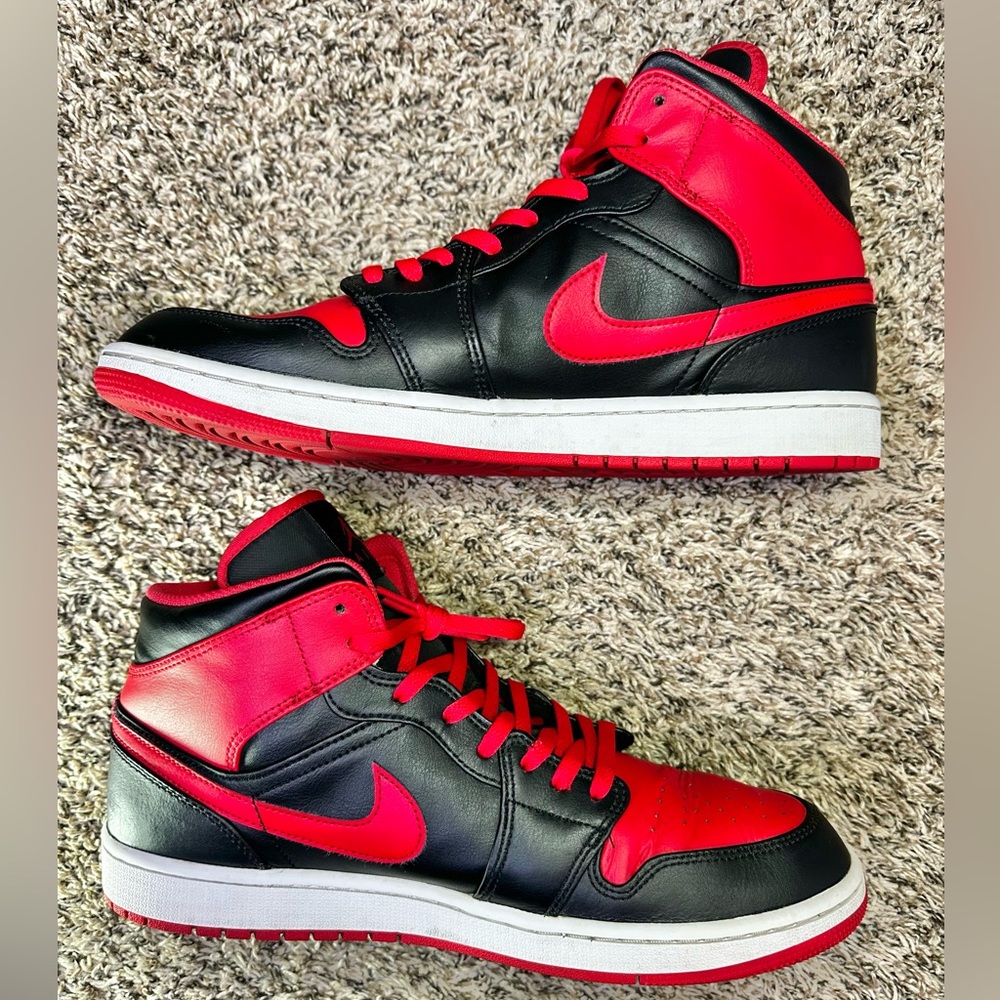 AIR JORDAN 1 MID REVERSE BRED MEN’S SIZE 13 BLACK RED DQ8426 060 RETRO SNEAKERS - Picture 3 of 9
